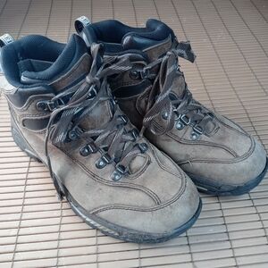 REI 7909 women's sz 10. Waterproof insulated leather hiking boots. Vibram sole.